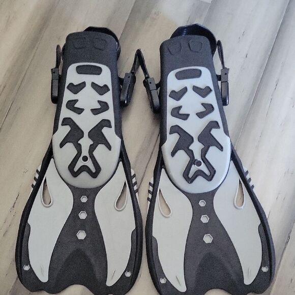Black and Gray Diving Fins - Picture 2 of 4